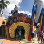 Parques Pelo Mundo - Essa atração super divertida e colorida fica no Islands  of Adventure em Orlando e assim como o brinquedo do Popeye neste mesmo  parque ela não molha 😂 Ela